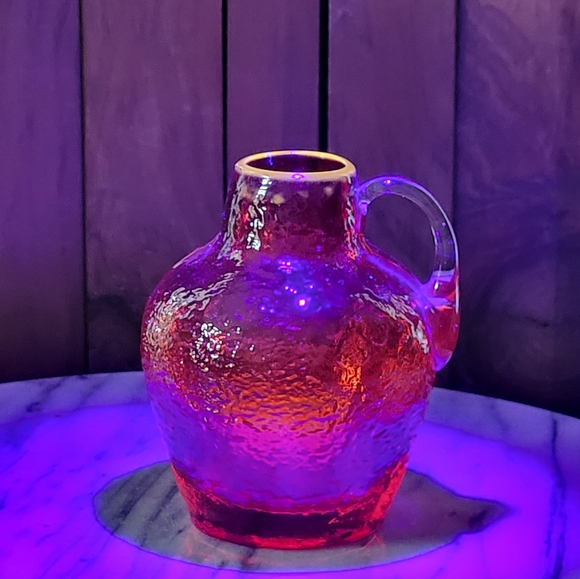 Elegant Red Glass Vase - Picture 14 of 16